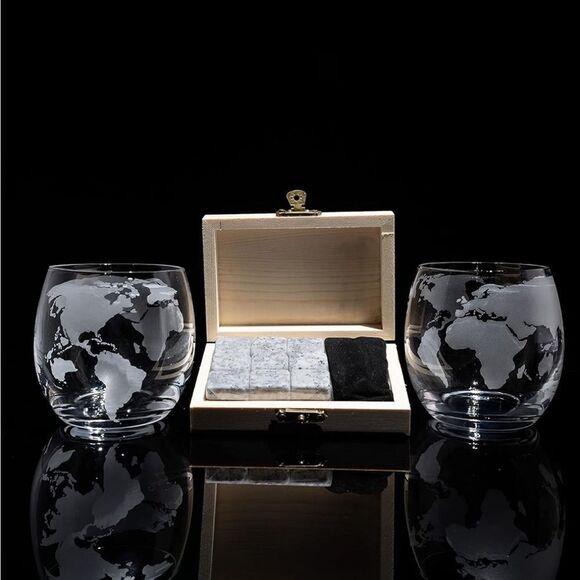 The Wine Savant Whiskey Decanter Globe Set with 2 Etched Whiskey Glasses - Picture 5 of 8